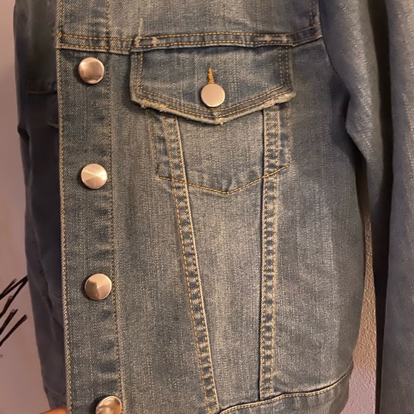 TEXTILE Elizabeth & James~Distressed Denim Jacket✨ - Picture 7 of 9